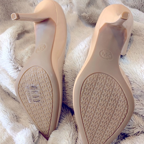 Michael Kors size 7 shoes (brand new) - Picture 2 of 3